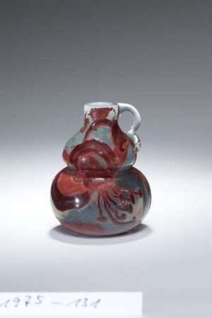 Vase mit Türkenbundlilien-Dekor