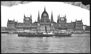 Budapest. Parlament (1896). Donaufront : Budapest. Parlament (1885-1904; Imre Steindl, Eröffnung 1896). Ansicht von Buda über die Donau mit Dampfschiff