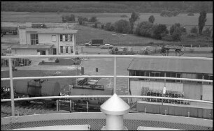 Freiburg: Blick vom Tank auf Lager und Verwaltungsgebäude, mit Vordergrund