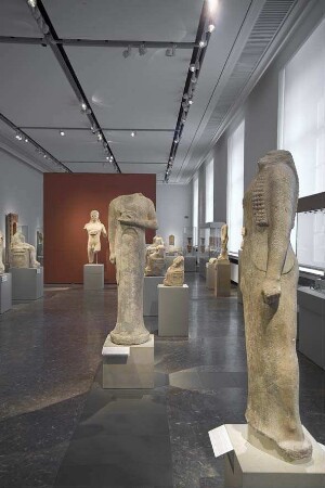 Blick in Raum 2 der Dauerausstellung der Antikensammlung im Alten Museum (Hauptgeschoss): Orte der Götter - Heiligtümer im archaischen Griechenland