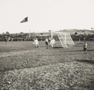 Fußballfeld mit Zuschauern während eines Fußballspiels