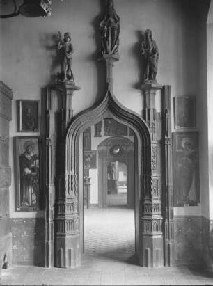 Bayerisches Nationalmuseum — Saal mit Exponaten der Hochgotik, um 1900