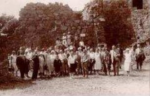 Gruppe in einer Ruine