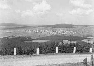 Blick auf Plešivec : Blick über eine bewaldete Landschaft auf Plešivec