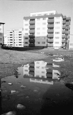 Freiburg; [Betzenhausen-]Bischofslinde: Wohnblock mit Spiegelung Wilmersdorfer Straße, Ecke Charlottenburger Straße