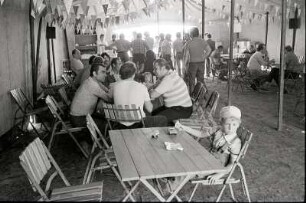 Festzelt : Bennewitz. Blick in ein Festzelt in dem Erwachsene zusammensitzen und ein kleiner Junge im Vordergrund an einem Tisch mit seinen Spielzeugautos spielt