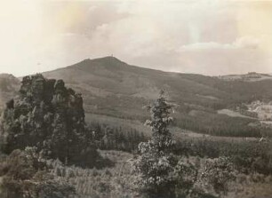 Zittauer Gebirge. Blick zum Hochwald von der Louisenhöhe über den Scharfenstein