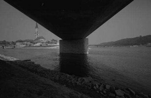Keine Beschreibung [Vilshofen: Unter Brücke mit Pfeiler der Autobahnbrücke auf die Stadt, 08.07.1959]