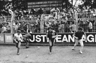 Fans des 1. FC stürmen das Spielfeld, Karl-Marx-Stadt (Chemnitz)