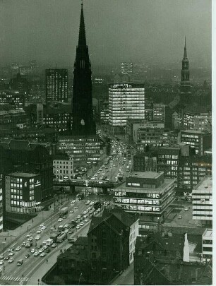 Hamburg bei Nacht. Blick vom Michel auf Ostwest-Str. 1968