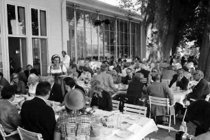 24. Tagung 1974 Chemiker; Bayrisches Frühstück: Tischreihen mit Gräfin Sonja Bernadotte stehend