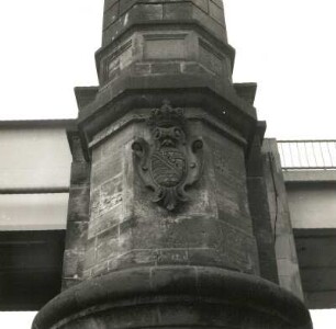 Bad Schandau. Eisenbahnbrücke über die Elbe (1874-1877). Ersatzneubau (1985-1990). Wappen an der Stirnseite des nördlichen Gruppenpfeilers