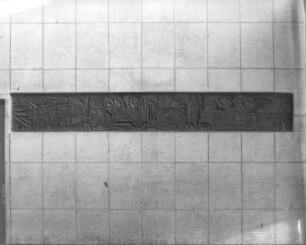 Bahnhof Dresden-Neustadt, Empfangsgebäude, Schalterhalle. Einbau (1971) für die Fahrkartenschalter, Südwestseite mit Wandfries zur Eisenbahngeschichte : Dresden-Neustadt, Schlesischer Platz. Bahnhof Dresden-Neustadt, Empfangsgebäude, Schalterhalle. Einbau (1971) für die Fahrkartenschalter, Südwestseite mit Wandfries zur Eisenbahngeschichte