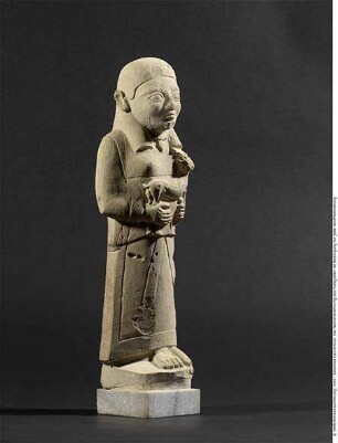 Weibliche Statuette mit Opfertier