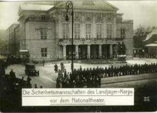 Soldaten des Landjäger-Korps vor der Weimarer Nationalversammlung