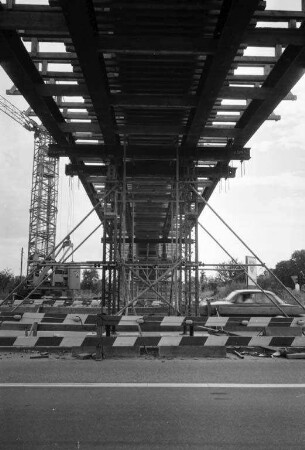 Bau einer zweiten Fußgängerbrücke über die Pulverhausstraße in Höhe der Otto-Wels-Straße.