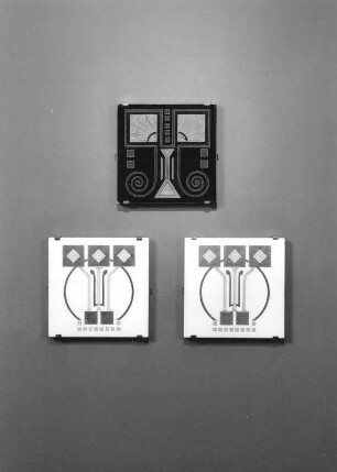 Jugendstil in Dresden : Ausstellung des Kunstgewerbemuseums "Jugendstil in Dresden" im Residenzschloß, 18.09.-05.12.1999. Saal 4. Fliesen-Tableau mit drei Fliesen mit geometrischem Dekor (um 1905/1910; Villeroy und Boch Dresden)