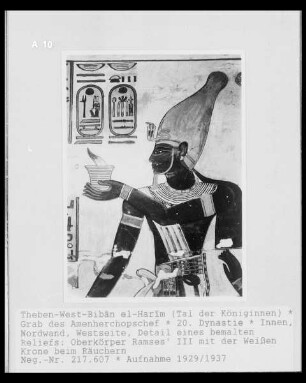 Ramses 3. mit der Weißen Krone beim Räuchern