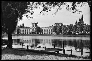 Schwerin. Blick über den Pfaffenteich zum Arsenalgebäude