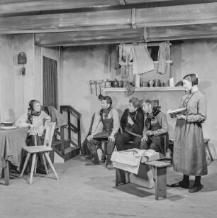 Sorbisches Volkstheater: Szenenfoto "Die drei Eismänner" : Lohsa. Aufführung des Theaterstückes "Die drei Eismänner" mit Schauspielern des Deutsch-Sorbischen Volkstheaters Bautzen