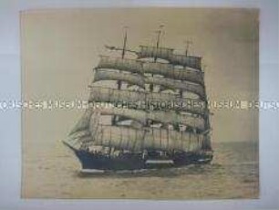 Segelschulschiff des Norddeutschen Lloyd "Kommodore Johnson" unter vollen Segeln