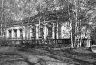 Dresden-Neustadt, Marienallee 14. Graf-Stauffenberg-Kaserne. Heimatschutzbrigade 37 "Freistaat Sachsen". Kasernengebäude. Gartenansicht. Blick über eine Grünanlage