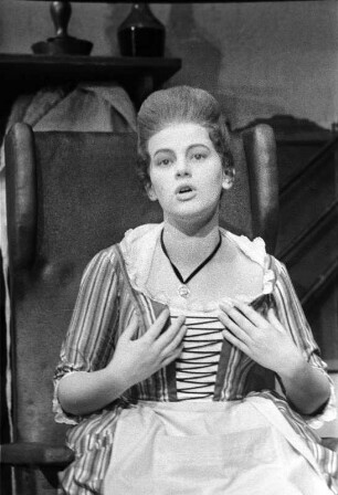Szenenbilder aus "Die Mitschuldigen", Lustspiel von Johann Wolfgang von Goethe. Kammerspiele (Deutsches Theater) Berlin, Oktober 1961