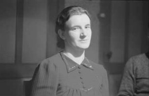 Zweiter Weltkrieg. Auf Heimaturlaub. Junges Mädchen (wohl aus der Familie des Fotografen)