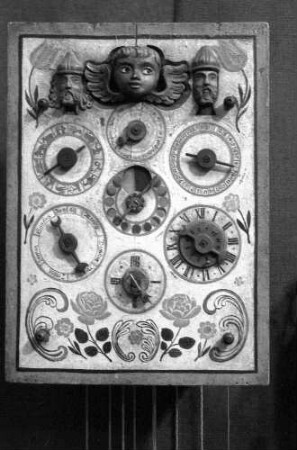 Basel (Schweiz): Kopf aus Zypern, Kalkstein [Uhr mit Anzeige von Uhrzeit, Wochentag, Datum, Sternzeichen, Mondphasen]
