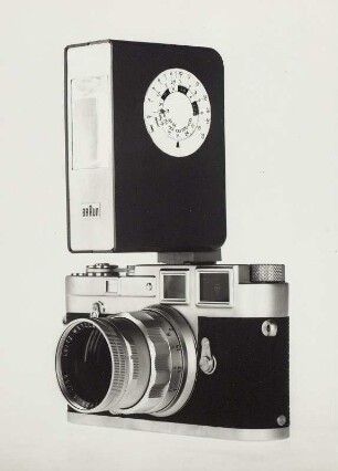 Braun Blitzgerät hobby "F 200" von Dieter Rams und Leica "M2" mit Leitz Wetzlar Objektiv "Summicron"