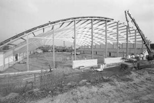 Bau der Eislaufhalle Neureut nördlich des Klammwegs in Neureut-Heide