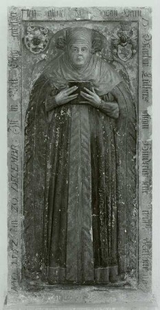 Luther, Katharina, geb. von Bora. Frau Martin Luthers : Torgau, Marienkirche. Farbig gefaßte Grabplatte der Katharina von Bora, gestorben 1552