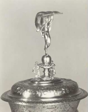 Deckelpokal mit Sirene als Schaft und Fortuna als Bekrönung
