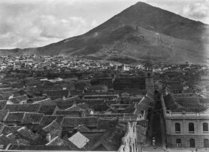 Potosi, Stadtansicht : Blick von der Iglesia Matriz auf die Stadt Potosi und die Iglesia San Francisco. Im Hintergrund der Cerro Potosi.