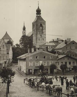 Regen (Bayerischer Wald). Auf dem Marktplatz findet der Viehhandel statt. Im Hintergrund die Stadtpfarrkirche St. Michael