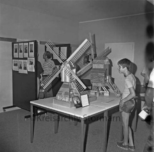 Ausstellung: Rathaus und Bürgerhaus Glinde [später Marcellin-Verbe-Haus]: Heimatverein Glinde: Mühlenmodelle auf Tischen: dazwischen Kinder und Erwachsene als Besucher