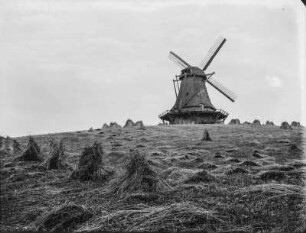 Windmühle : Windmühle inmitten eines abgeernteten Weizenfeldes