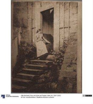 Frau mit Zuber auf Treppe