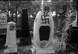 Freiburg: Jüdischer Friedhof; geschändeter Grabstein, mehrere Grabsteine