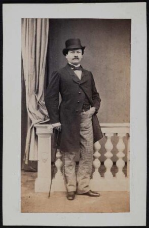 Porträt Ferdinand Kramer (1816-1888; Schauspieler). Albuminabzug auf Karton (Carte-de-visite mit Atelieraufdruck verso)