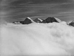 Berggipfel : Gipfel des Hochfirst ( 3403m), Liebenerspitze (3399m) und Königskogel ragen aus den Wolken