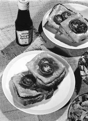 Krafts Rezeptaufnahmen. Käsetoasts mit Tomatenscheiben. Daneben eine Flasche Kraft's Tomatenketchup
