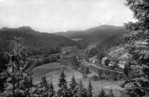Blick auf die untere Dorfseite, Richtung Wolkenstein : li. hinten: Siedlung, davor Straße nach Arnsfeld