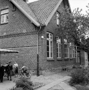Rade: Volksschule: Rader Weg: Altbau: vorn rechts Schulgarten mit Baum