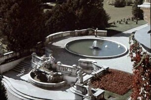 Sinaia: Schloss Peles, vom Balkon auf Brunnen