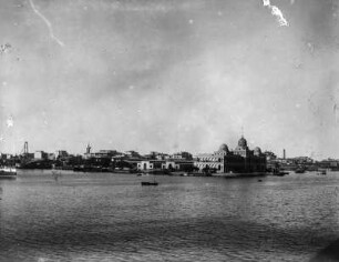 Stadtufer : Blick auf das Ufer einer Stadt. Am befindet sich ein Gebäude im orientalischen Stil, vermutlich eine Moschee