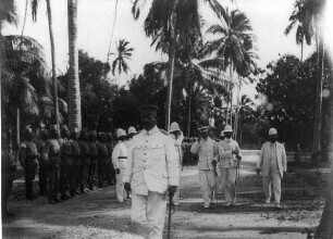 Obleut. Quade führt Hr. Dernburg die Schutztruppe vor
