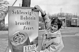 Landtagswahl: Imme Gollnest vom Ortsverband Ahrensburg der Freien Demokratischen Partei nimmt Plakate nach der Wahl wieder ab
