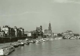 Dresden, Blick von der Dr.-Rudolf-Friedrichs-Brücke (Carolabrücke) über die Elbe auf die Altstadt mit Dampferanlegestelle am Terrassenufer