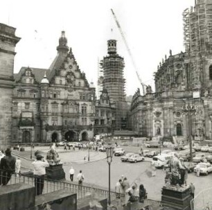 Dresden-Altstadt. Schloßplatz mit Georgentor, eingerüstetem Hausmannsturm während Aufsetzen der Laterne und Kathedrale